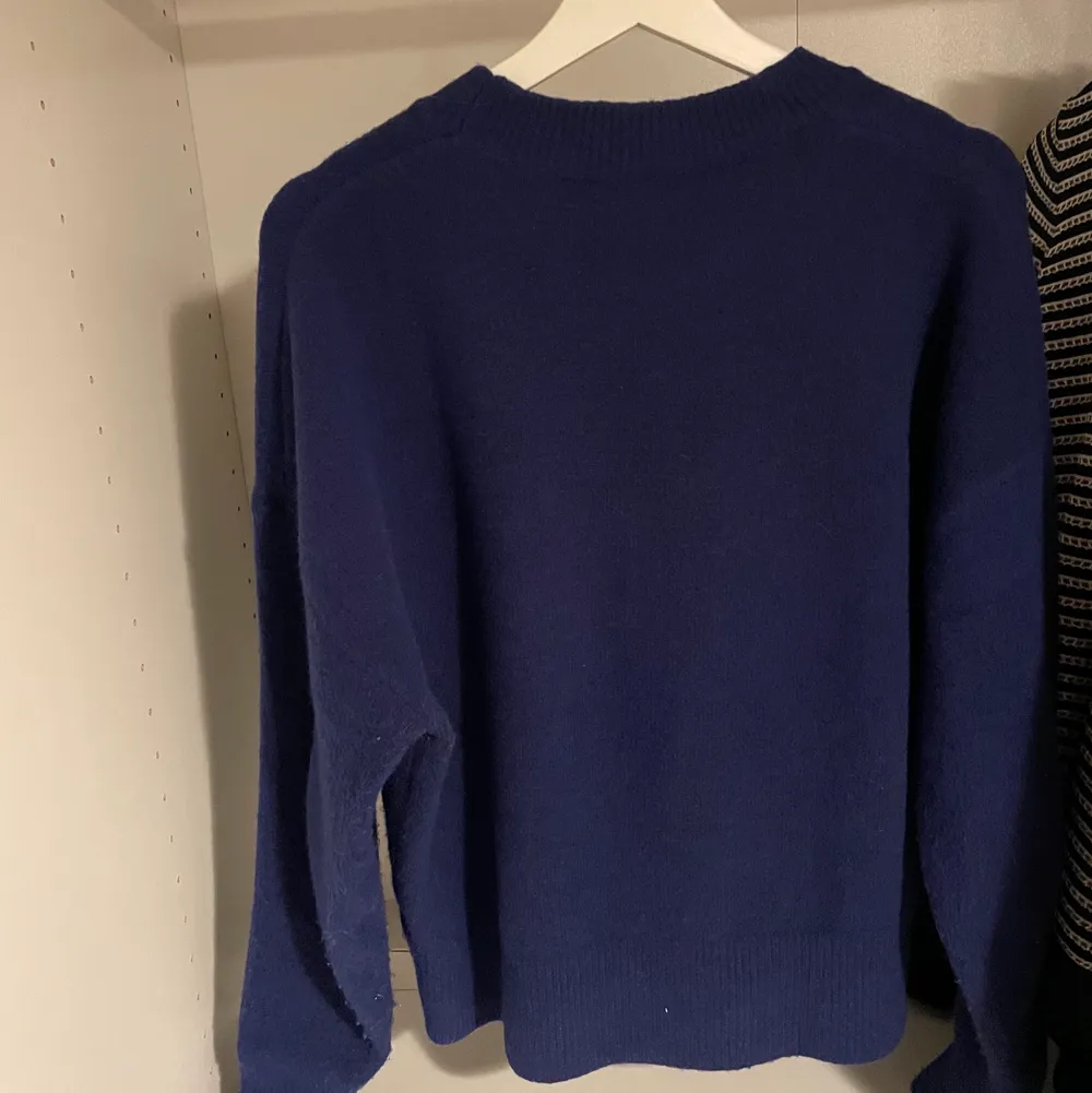säljer denna jätte fina marinblå stickade tröja från zara❤️❤️ Använd fåtal gånger, 200 kr +frakt. Tröjor & Koftor.