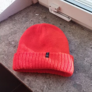 Mössa - Fodrad neon orange mössa. Passar stora huvudstorlekar.