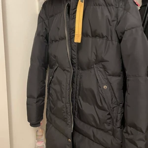 Parajumper longbear S - Säljer min Parajumper longbear jacka i storlek S, i bra skick samt inga hål och sällan använd. Kvitto, patch och pjs galge kommer med.