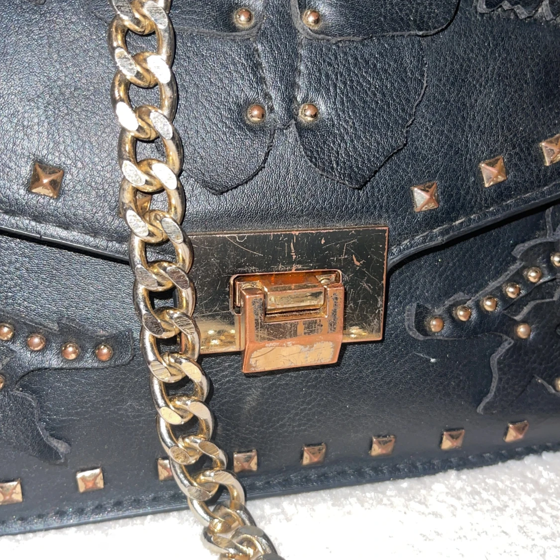 Handväska i svart och guld  - 91