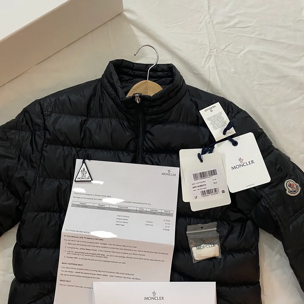 Moncler jacka i modellen Agay. Köpt förra vintern från monclers egna hemsida. Jackan har ett knappt synligt håll längst ner. Något man lätt kan fixa men jag aldrig tagit mig tiden till då de knappt syns. Mer bilder på kvittot kan givetvis fixas vid intresse av köp. Qr kod finns också samt box och tags:)  Kan gå ner i pris vid snabb affär :). Jackor.