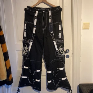 Tripp-byxor - Sjuka byxor med reflex från Tripp NYC! Säljer pga fel storlek. Nypris ca 1500kr + 700kr tull. Man kan ta av nedre delen på benen med hjälp av dragkedja så de blir till shorts. Notera att de är stora i storleken