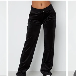 Juicy Del Ray Diamante Track Pant  - Lägger ut mina juicy byxor igen pga att sista budet avstod från att köpa de. Byxorna köptes för drygt ett år sen, sparsamt använda och är i superfin skick! De är i storlek S och sitter väldigt fint på mig som i vanliga fall har S men passar även till M. Är 162cm och de är lite långa på mig men verkligen jättefina byxor 🖤 Lägg bud eller köp de direkt för 720+ frakt 🖤