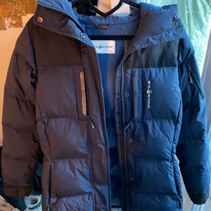 Sail racing jacka  - Vinterjacka från sail racing i storlek S. Den är nästan helt ny, endast använd 1-2 gånger. Säljes då den inte kommer till någon användning längre. Nypris 3000kr. Fråga för mer bilder på jackan. 💕 Pris går att diskutera 