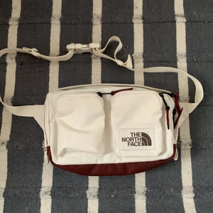 The North Face cross body bag - Magväska från The North Face. Fint skick. Rymlig och många bra fack.