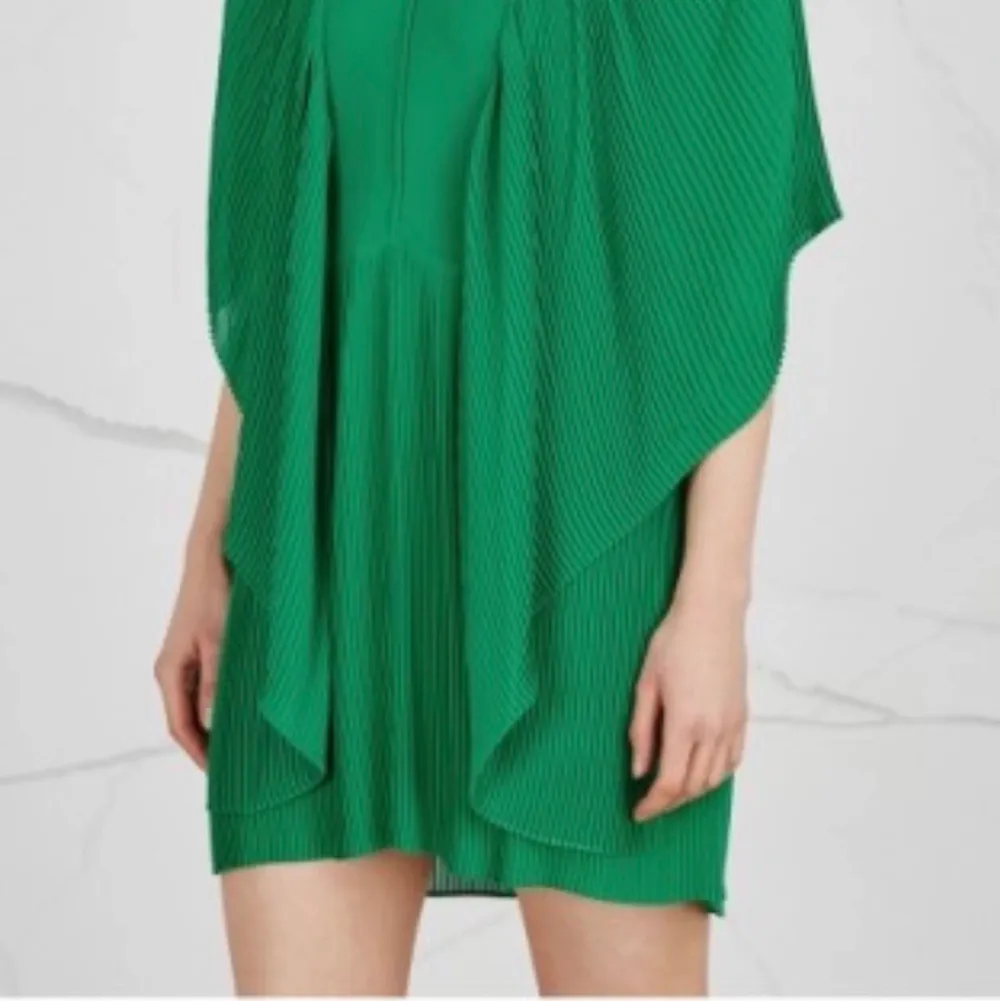 En smaragdgrön dröm. Underklänningen har någon skavank vid en söm men inget som syns överhuvudtaget när man bär klänningen. Annars som ny! . Klänningar.