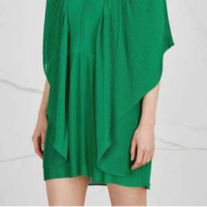 En smaragdgrön dröm. Underklänningen har någon skavank vid en söm men inget som syns överhuvudtaget när man bär klänningen. Annars som ny! 