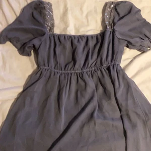 Trendig topp -90-talet stl 36 - En jättecharmig blus med fin volang till. Från gina fast för längesen i stl 36. Toppen är i toppenskick, helt felfri. Skriv pm för fler bilder och bilder på.🥰🥰