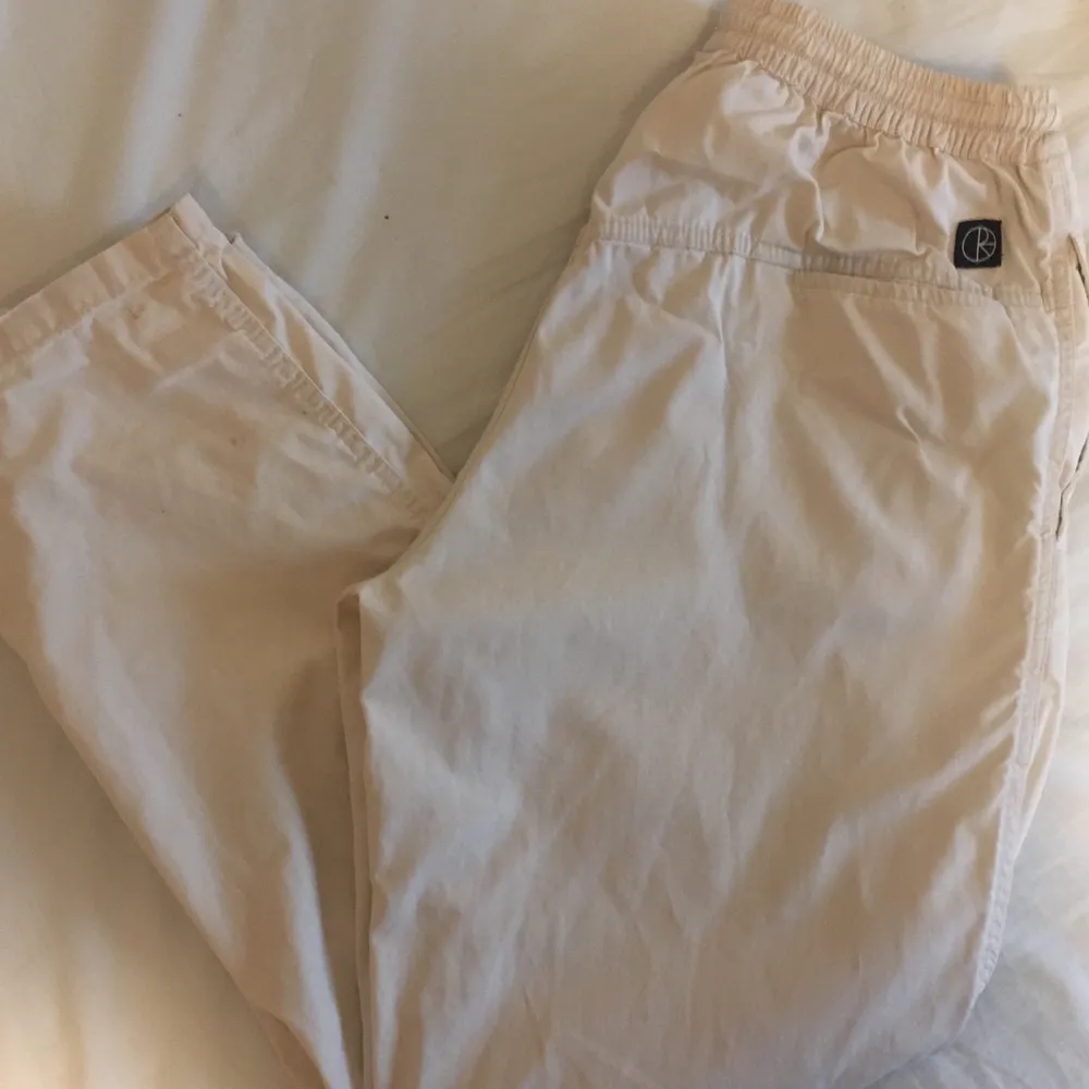 Cream färgade surf pants från polar skate co. Slitna längst ner från att skejta och några pyttesmå fläckar men annars i bra skick. Skriv för fler bilder/info. Jeans & Byxor.