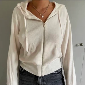 Finstickad hoodie - Säljer denna superfina stickad hoodie från hm i stl L💗 den passar även mindre om man vill att den sitter lite mer oversized💗  köp för 300+frakt (lånad bild)