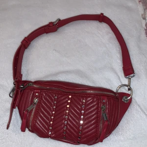 Väska - Zara  - Den här väskan från Zara kan användas på olika sätt som axelväska eller som en Fanny pack, väldigt fin färg och bra skick. Frakt tillkommer ❤️ (pris kan diskuteras) 