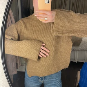 Stickad tröja - Super mysig stickad tröja med vida ärmar och slits i sidorna från chiquelle i en brun/beige färg. Använd 1 gång 💖