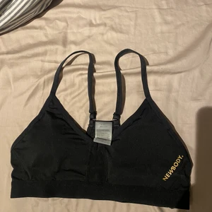 Newbody träningstopp - En snygg basic träningstopp ifrån newbody, som är allerles förliten för mig, därför jag säljer den. Har enbart testat den. Har storleken s och är i NYSKICK. Inte säker på frakten just nu!