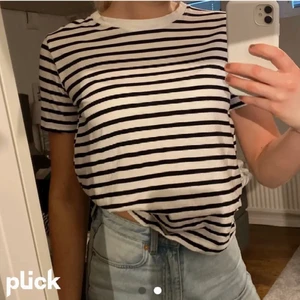 Zara randig tröja - Säljer denna oandvända t shirten eftersom att jag inte han sckika tillbaks  den!❤️😫 köparen står för frakten