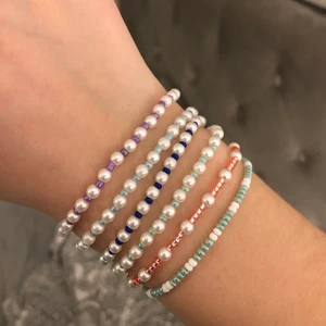 Pärlarmband - Fina pärlarmband som jag gjort själv🖤🖤 Kolla in mina andra annonser för massor av fler smycken som jag har gjort. Ni får även komma med egna idéer på färg och design🥰 Alla på bilden kostar 30kr/styck förutom det grön/vita längst bort från handen som kostar 25kr!!  Frakt tillkommer på 13kr!