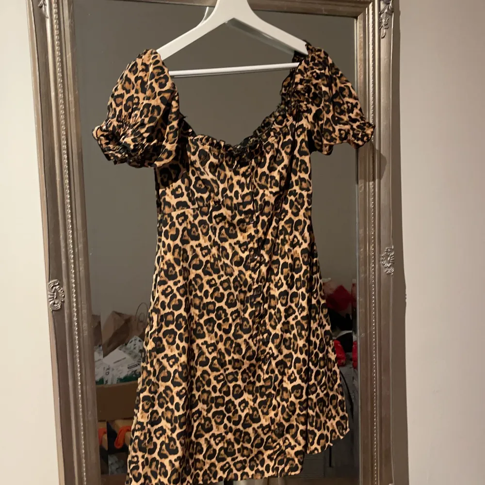 Använd 1 gång. Går att ha både på axlarna och ha den off shoulder. . Mekot.