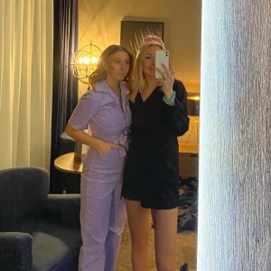 Svart klänning - Svart klänning från zara. Väldigt fint skick💖