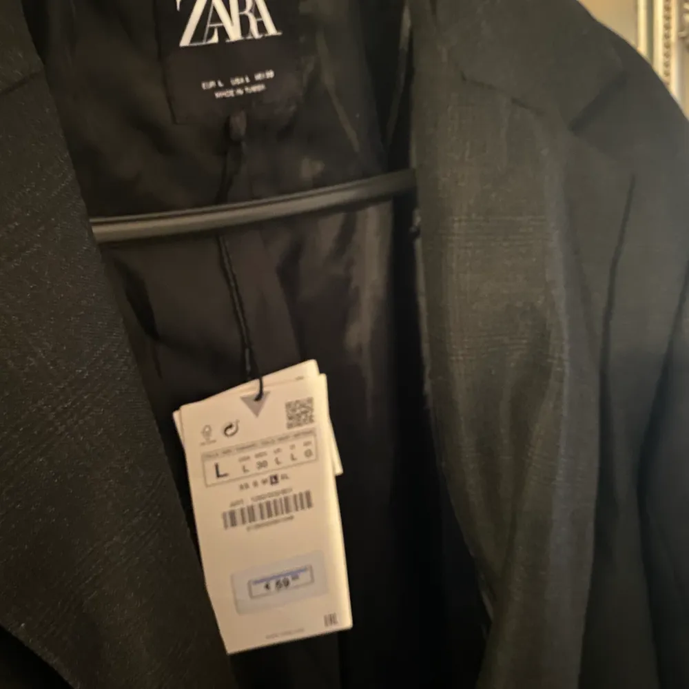 Jättefin kavaj från Zara i strl L, jag som är s-m köpte den för att ha den oversize men sen inte kommit till användning. Nypris 599kr, jag säljer för 250kr. Lappar kvar . Kostymer.