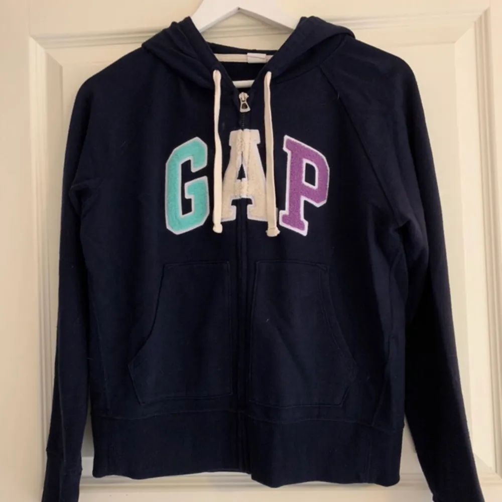 Sælger denne hoodie fra GAP, med lynlås. Den er brugt ca.4 gange men ingen tage på slid.                                                                         Mindste pris : 125kr.      :         Ny pris : 275kr. Hoodies.