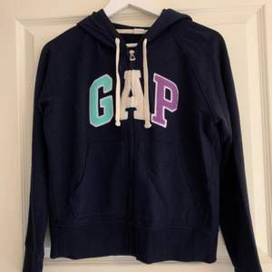Sælger denne hoodie fra GAP, med lynlås. Den er brugt ca.4 gange men ingen tage på slid.                                                                         Mindste pris : 125kr.      :         Ny pris : 275kr