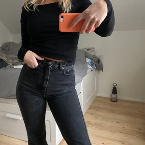 Weekday - Högmidjade raka jeans från weekday. Svarta men lite urtvättade! Älskar dessa men har tyvärr växt ur dom. Har sprättat ner dom längst ner så de är perfekt längd för mig som är 1.64 ❤️ Köpta för 500! Skriv för mer info!