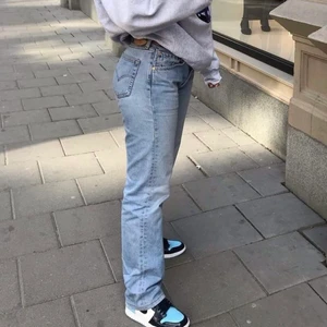 Levis 501  - *läggs ut igen pga oseriös köpare* Vintage Levis 501or köpta för 1199kr, jättesnygga mid waist och straight fit 💙 passar 34-38