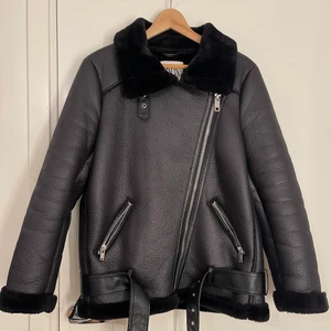 Zara Biker Jacket - Nästan oanvänd jacka från Zara. Priset kan sänkas vid snabb affär! 