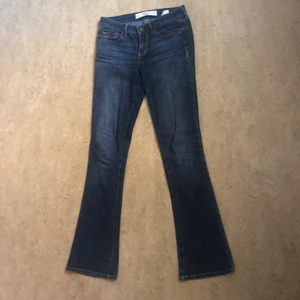 Lågmidjade jeans - Lågmidjade jeans från Abercrombie & Fitch i storlek waist 24 length 31. Lite för tajta (främst vid låren då det ej är stretch) på mig som normalt är w24, perfekt längd på någon som är runt 160 (är ca 162)