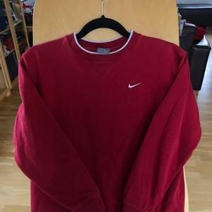 Röd sweatshirt från Nike. Passar xs. Inga defekter. Snygg röd färg. Köparen står för frakten:))