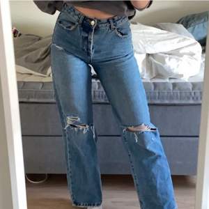 Fina zara jeans strl 36, säljer då de e förkorta och inte är min stil längre. Köpa för 399, säljer för 100! 