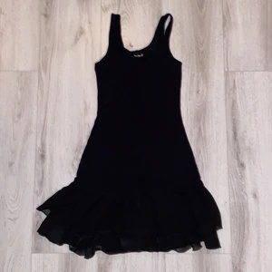 Klänning - Svart klänning me volanger längst ner. 