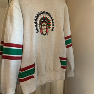 Frölunda hoodie - En jättefin frölunda-hoodie i storlek S. Den har en fläck på axeln men annars i fint skick✨