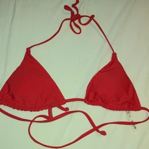 Röd bikiniöverdel  - Röd bikiniöverdel från Shein i storlek M men är mer som en mindre S. Uttagbara inlägg. Nypris 49kr, säljer för 35kr. 