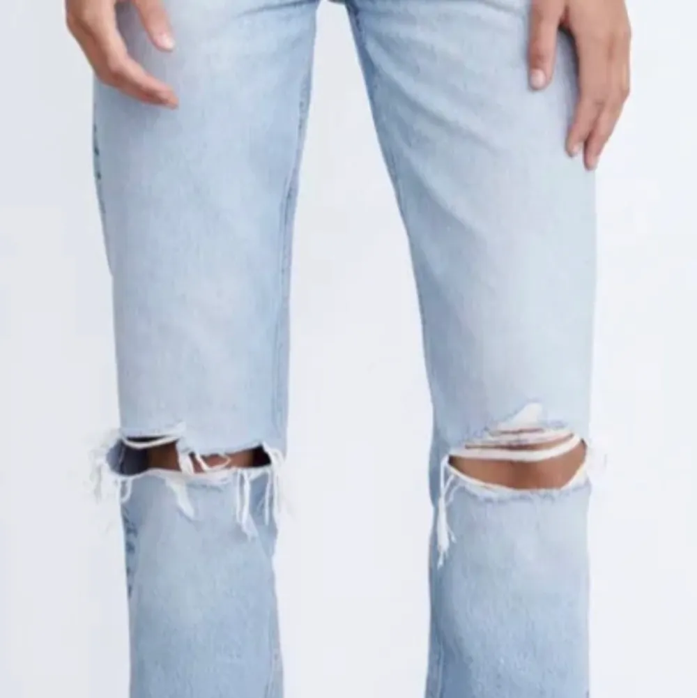 INTRESSEKOLL på dessa fina jeans från zara. De kommer inte riktigt till användning så därför kanske säljer. Buda i kommentarerna om flera är intresserade💕💕köpte för 359 kr. Jeans & Byxor.