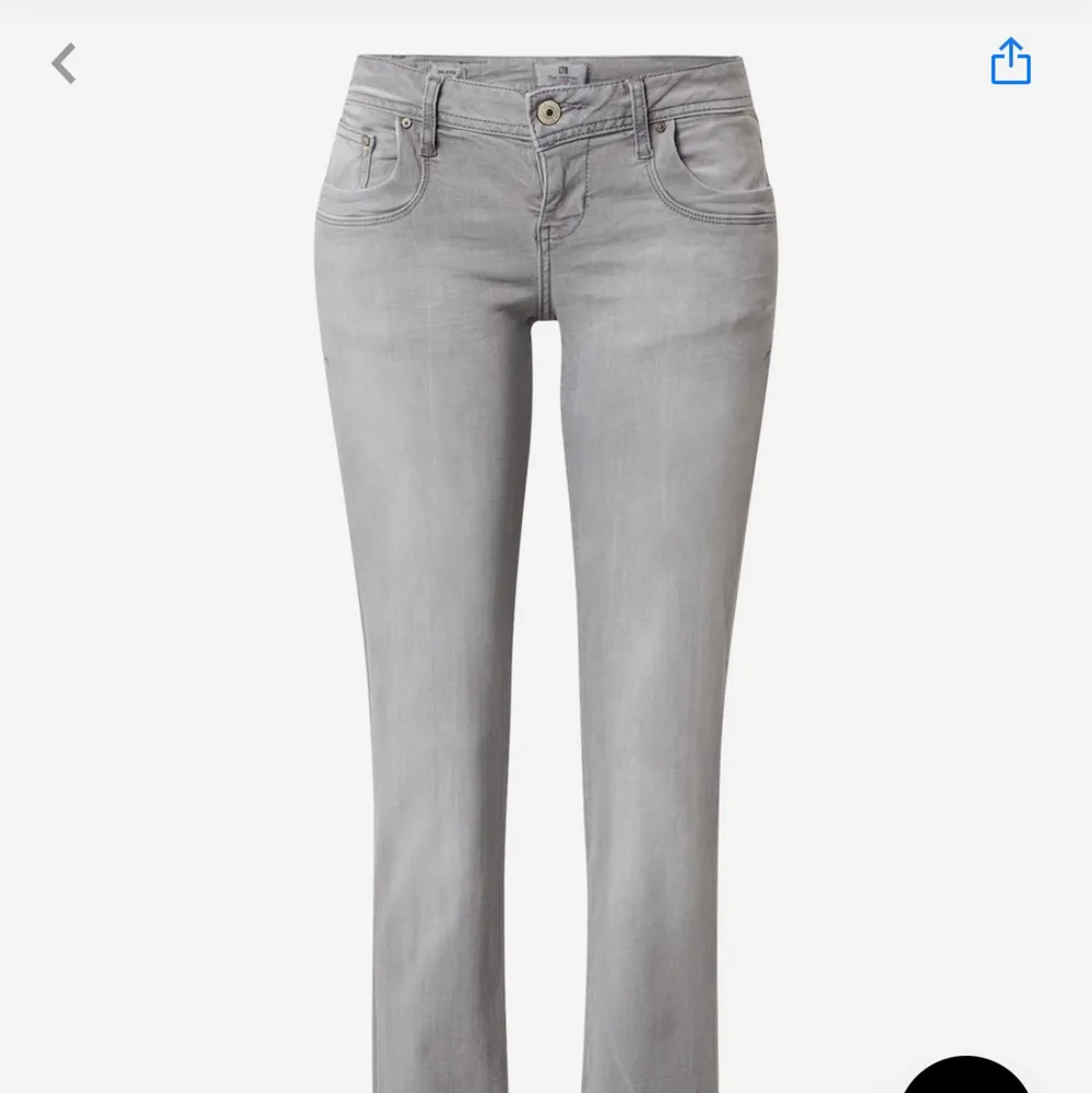 ❗️❗️❗️ Säljer dessa grå Lågmidjade jeans som är helt slutsålda på hemsidan. Säljer dem pågud av att jag redan har ett par. Storlek 24/32 fast det är väldigt stretchiga vid midjan så den passar även 27/32 (34-38) bud börjar vid 450 💗💗 jag är 1,63.                        ❗️BUDA I KOMEMTARERNA❗️. Jeans & Byxor.