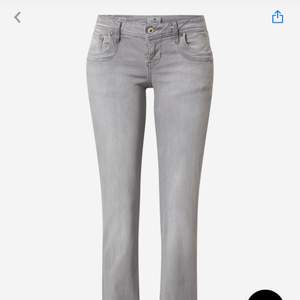 ❗️❗️❗️ Säljer dessa grå Lågmidjade jeans som är helt slutsålda på hemsidan. Säljer dem pågud av att jag redan har ett par. Storlek 24/32 fast det är väldigt stretchiga vid midjan så den passar även 27/32 (34-38) bud börjar vid 450 💗💗 jag är 1,63.                        ❗️BUDA I KOMEMTARERNA❗️