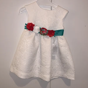 Klänning  - Supersöt klänning med mönster i botten. Helt nytt kollektionsprov 