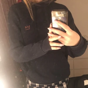 Hov1 hoodie - Hov1 hoodie från 2019 i nyskick ( använd fåtal gånger) i storlek S men passar mig bra som vanligtvis använder M. Köparen betalar frakt 💓snabb köp för 200+ frakt 