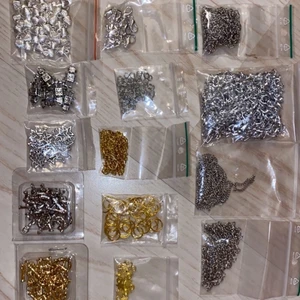 Smyckes-kit  - Säljer massa kedjor/”charms”/pärlor/snäckor/bokstäver osv till att göra egna smycken. 