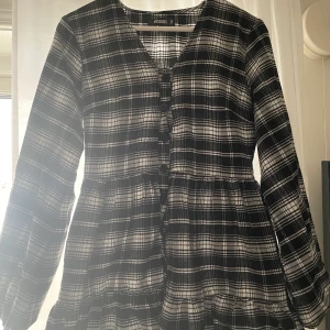 Rutig klänning  - En svart vit rutig klänning från missguided, aldrig använd endast testad!! storlek 38💕