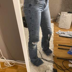 Fina jeans från pull and bear typ aldrig använda då det är för långa för mig som är 165 men funkar utmärkt att vika in elr klippa av🤍