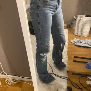 Fina jeans från pull and bear typ aldrig använda då det är för långa för mig som är 165 men funkar utmärkt att vika in elr klippa av🤍