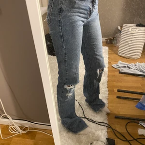 Jeans pull and bear - Fina jeans från pull and bear typ aldrig använda då det är för långa för mig som är 165 men funkar utmärkt att vika in elr klippa av🤍