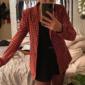 Kavaj - En jätte snygg och cool kavaj som är i en mörkare röd. För mig som är 167cm lång slutar kavajen precis under rumpan.💜 jag skulle säga att den passar storlekarna xs-S-M beroande på om man vill ha den oversize eller inte 💜