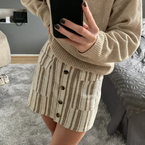 Mango kjol - Vit/beige randig kjol från Mango i storlek S. Pris 100kr + frakt.