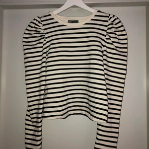 Randig tröja från Zara - Randig tröja med puff ärmar. 