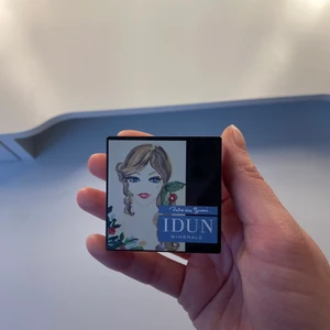 Puder concealer  - Puder concealer från Idun minerals som endast är använd en gång men använder andra concealer mer. Färgen Skogsstjärna. Originalpris 149kr men säljer för 30kr+frakt, priset kan diskuteras. Dm:a för mer bilder och frågor! 