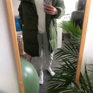Monki Oversized Dunjacka - Grön oversized dunjacka från Monki, storlek S men passar även M-L beroende på hur man vill att den ska sitta.