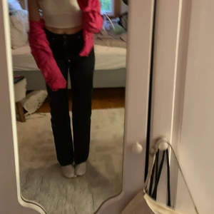 Zara mid waist straight  - Säljer ett par populära svarta raka jeans ifrån zara. Bra längd och bra passform. Säljer pågrund av att dem är för små. Nypris 349kr