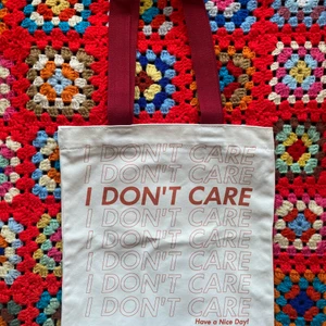 Tygkasse - Tygkassarna finns i 4 olika tryck som alla finns i egna annonser. Gratis frakt i hela landet. 1 för 149kr. 2 för 249kr. 3 för 299kr. Har dragkedja och ett innerfack med dragkedja. Ca 35x38cm + banden. Skicka ett meddelande för att köpa. ❤️🧡💛💚💙💜